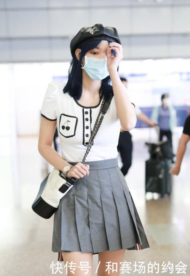 件单品|程潇自信过头了，敢对“JK制服裙”下手，谁知腿型却并不配合