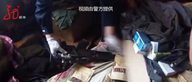 军用制式半|居民家中藏匿AK-47，民警搜查时还发现了这些东西！