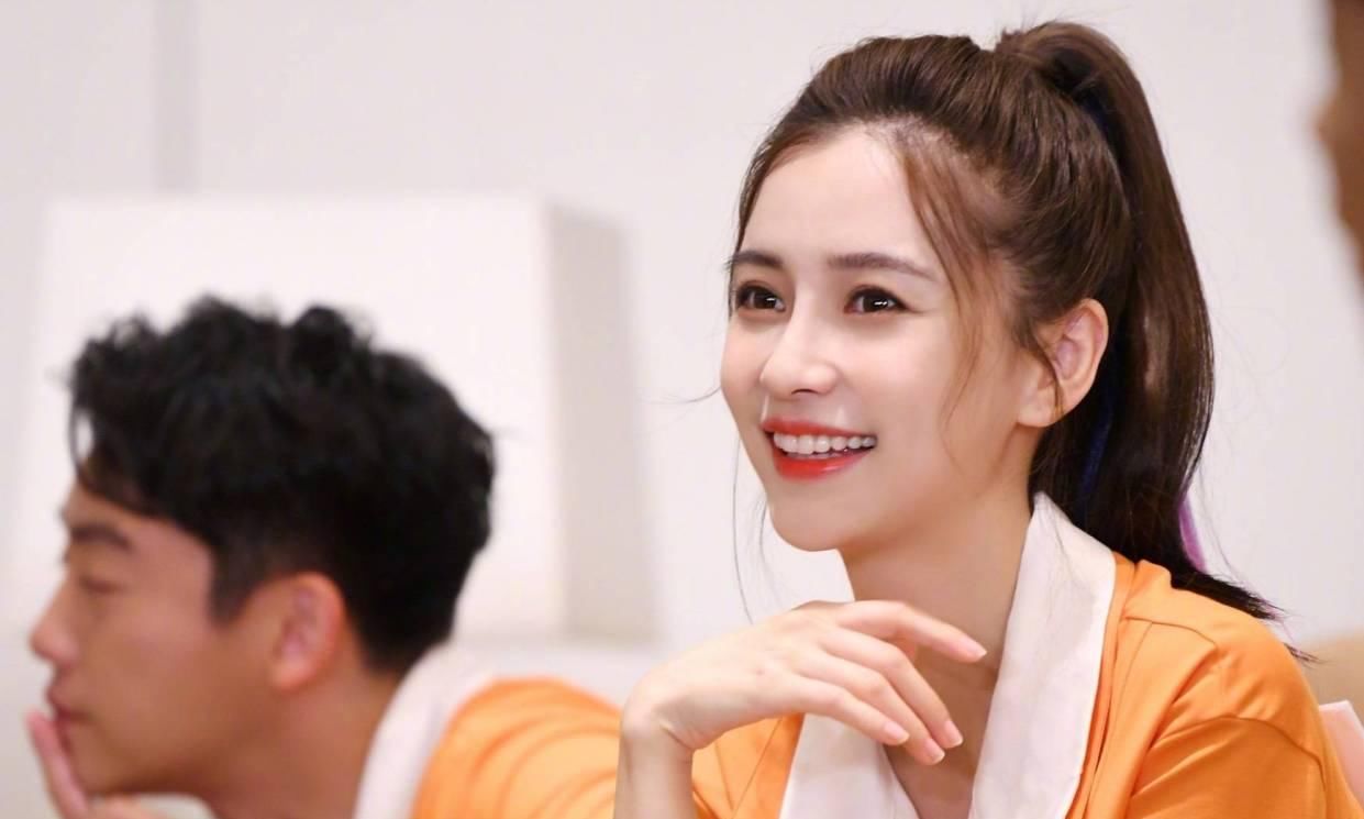  签名|录跑男时baby手受伤，粉丝找她签名，她4字回应，网友：这都行？