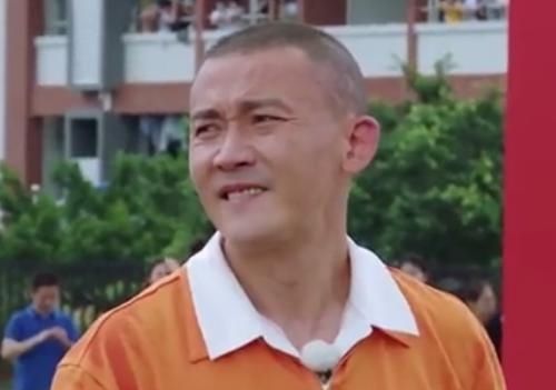  综艺节目|他上跑男很克制自己！烟瘾犯了后喝牛奶被观众看穿，最终只好尬演