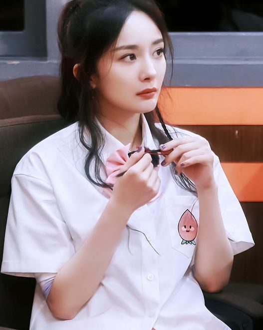  女生|有种厉害叫杨幂的坐姿，看清她是怎么做的，穿短裤的女生都佩服