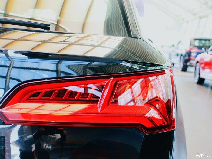  奥迪|奥迪Q5L看车，毕竟是SUV空间也更宽敞，更适合以后自驾
