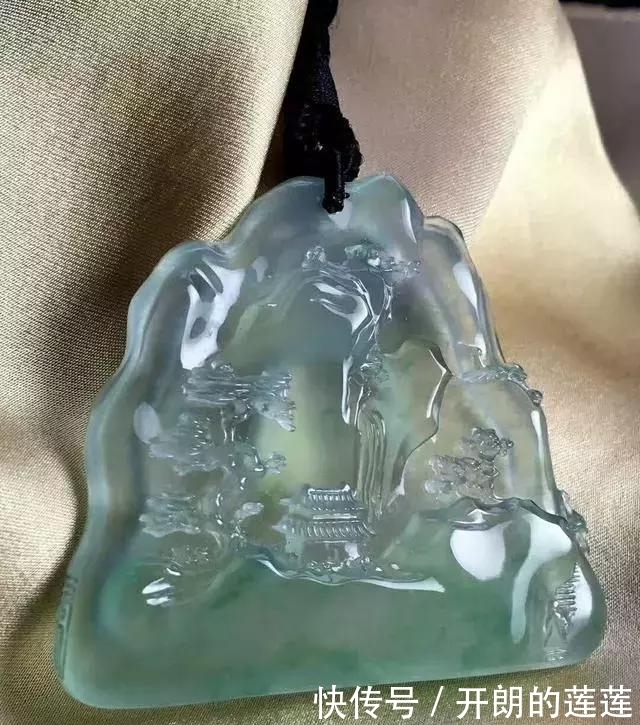 老大爷|老大爷嫌自己佩戴的翡翠水头不太好，用水一泡后，一看吓了一跳！