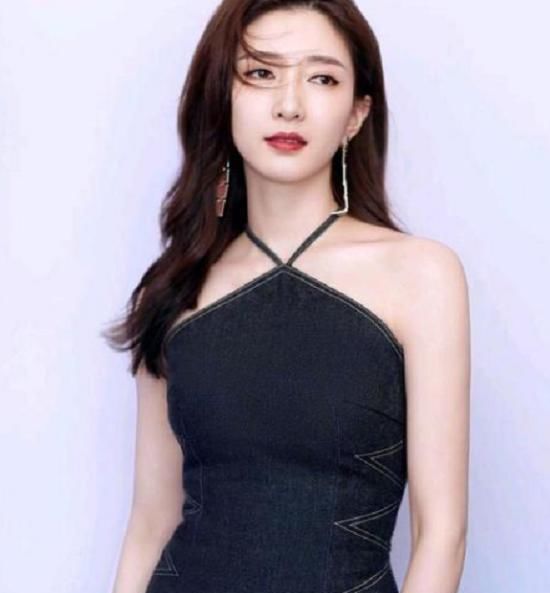  娱乐圈|发布会上明星扎堆坐热聊, 昔日女神却孤独一人, 圈中友情让人寒心