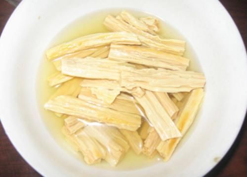  生抽|做凉拌菜时，别直接加生抽，学会这么做，凉拌菜味道好，还入味