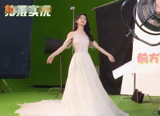  宣传片|赵丽颖为《中餐厅》拍宣传片，当镜头特写到她的腰，确定是33岁？