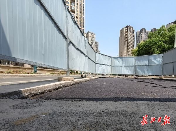 这条道路最快10日内畅通无阻，拆除电线杆遗留基坑已填平