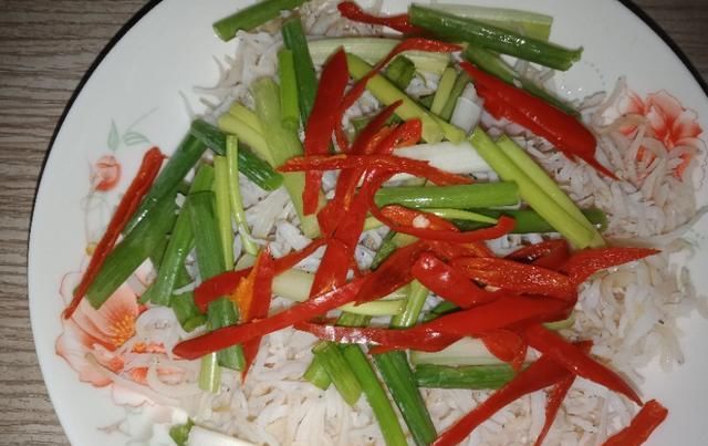  教你做|只花3分钟，教你做出营养好吃的青葱拌银鱼，口感独特又鲜美