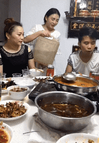 GIF|搞笑GIF:姑娘,你以为真是对你好啊!只是坑你而已!