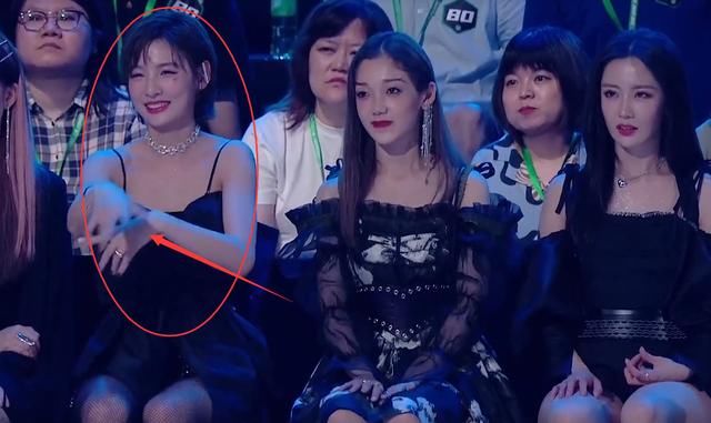  队友|SNH48在台上表演，我却在关注台下赵粤的做法，行为也太暖心了