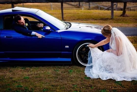 群起攻之|外国新娘用婚纱擦拭丈夫汽车，网友群起攻之：你这是侮辱女性尊严