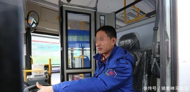 上车|小女孩坐公交没零钱，司机将她赶下车，乘客怒斥后才知司机好心！