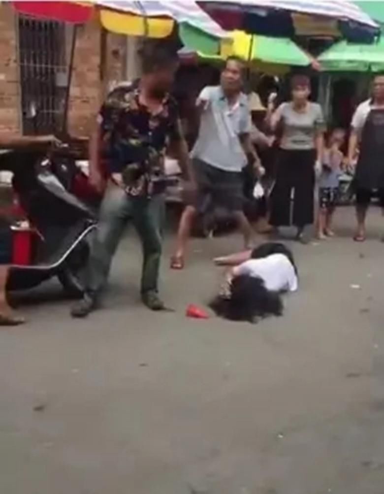 打人男子|接连发生女性公共场合遭暴打事件，那些高叫“打得好”的人，脑袋被驴踢了吗