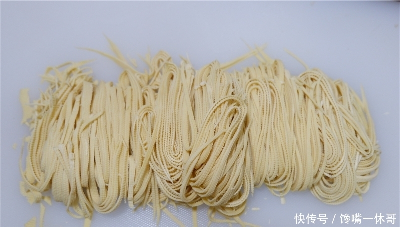 少许|三伏天,少吃猪肉多吃它,蛋白质含量高,简单一拌,5块钱做1大盘