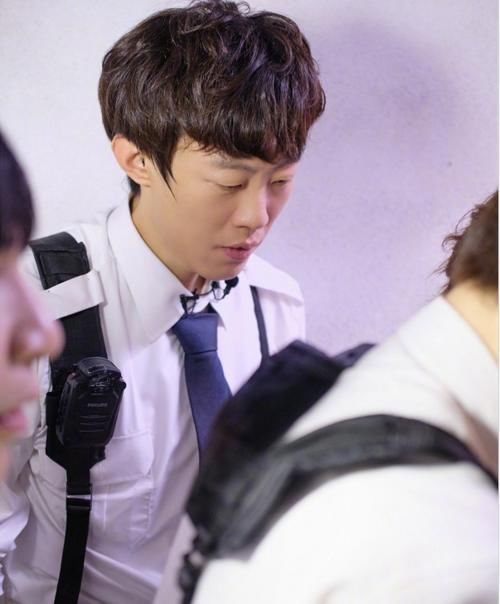  塑料瓶|跳高运动员退役后的生活略显心酸，塑料瓶充当花洒，生锈的水槽舍不得换