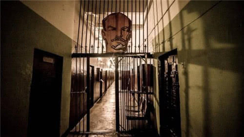 逃犯|俄罗斯最强逃犯听到自己被判8年,直接跳窗逃跑,至今下落成谜