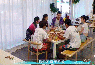  黄明昊|黄明昊到公司蹭奶为师妹投票，自曝抱选管哭，被迫吃霸王餐被通报