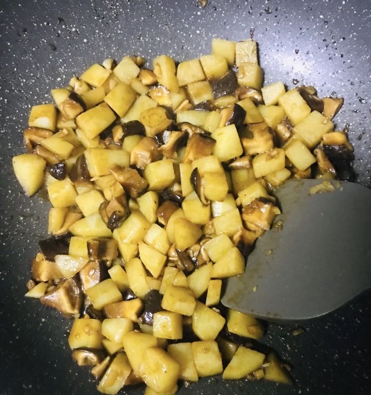  油腻|香菇烧土豆，不需要肉，同样很香，还不油腻