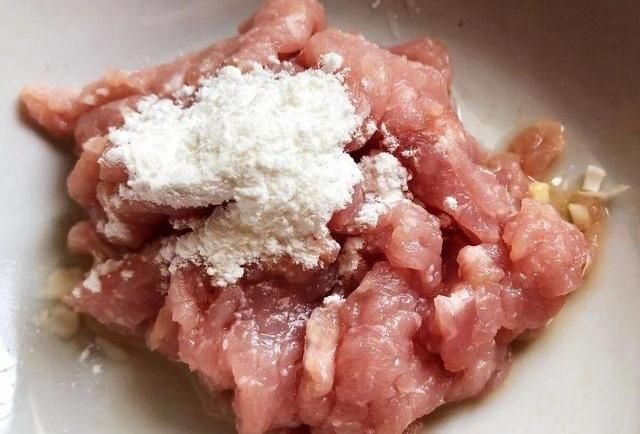 猪肉|炒猪肉,别再直接下锅了,掌握2个技巧,猪肉又香又嫩还不粘锅