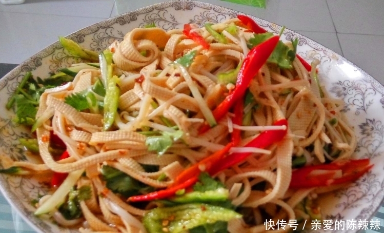 切成细丝|越吃越上瘾的凉拌菜，酸辣爽口闻着香，十分钟就上桌，家人抢着吃