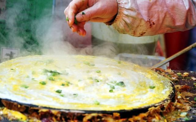 月入|卖煎饼究竟多赚钱？别小瞧了大妈，轻松月入三万？