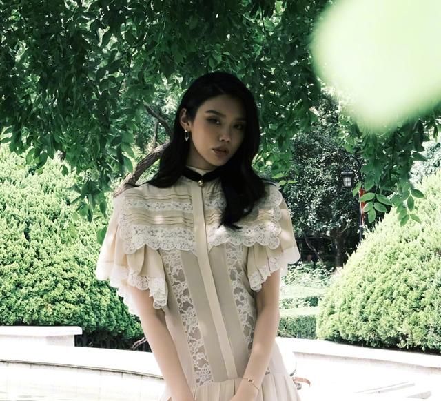  陪衬|奚梦瑶产后首次亮相，与万茜虞书欣合照，白敬亭一旁作陪衬