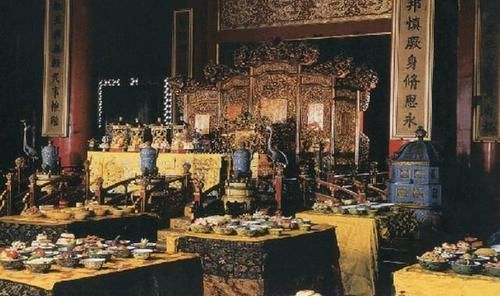  老人|乾隆请三千位老人吃饭，为何老人们吃完回家就离世？