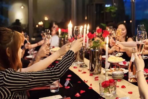  意外|4名闺蜜聚会，意外发现“男友”竟是同1人！