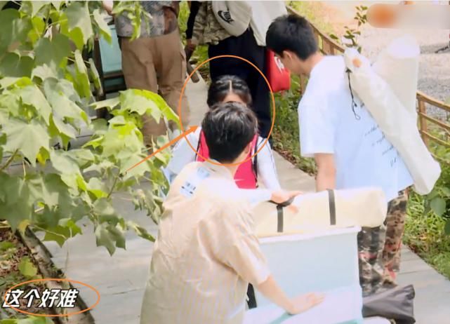  三兄妹|谭松韵称拉行李很累，宋威龙下意识的话引关注，果真“实力宠妹”