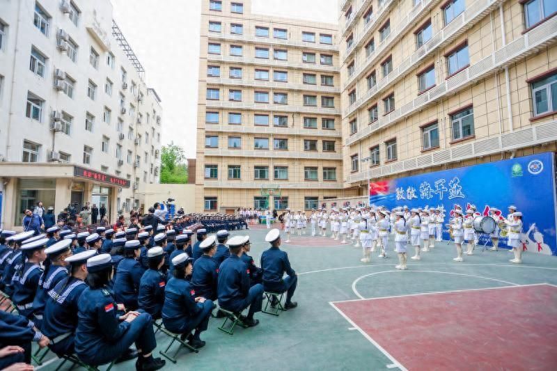 致敬“海军蓝”  东城区黑芝麻胡同小学赴海军部队慰问