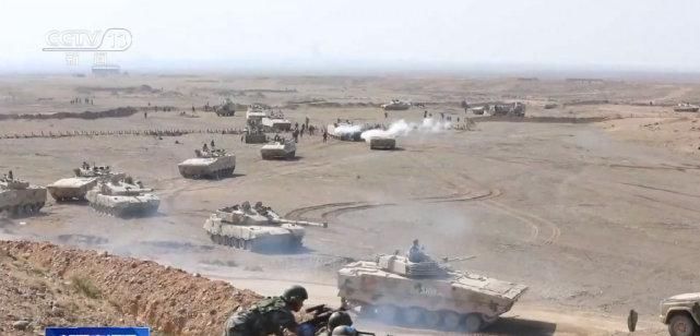  装备|跨越-2020青铜峡A演习震撼画面，战车塞满山谷，红军又打输了