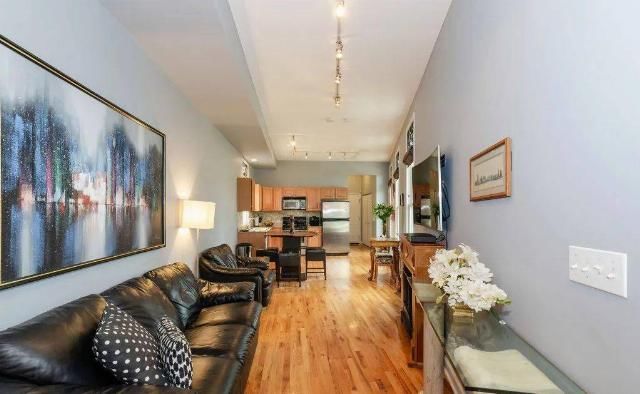  房爆|闪瞎眼：宽度不到1米的纸片房爆红全网！网友：真的能住人？