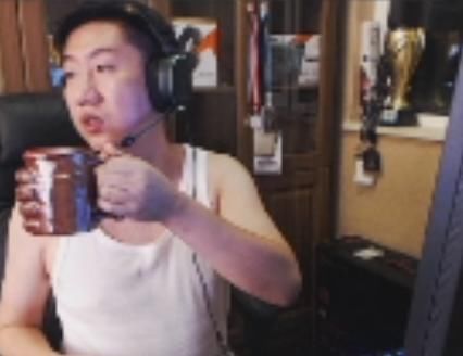  虎牙|虎牙CSGO一哥QUQU再度膨胀，让老婆佳慧倒水，忘了自己妻管严身份