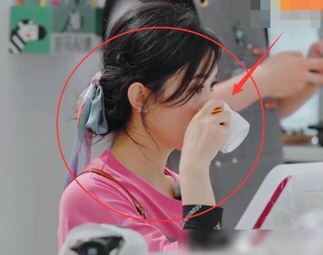  赵丽颖|赵丽颖前台喝咖啡又不干活？谁注意到字幕，后期良心发现了？