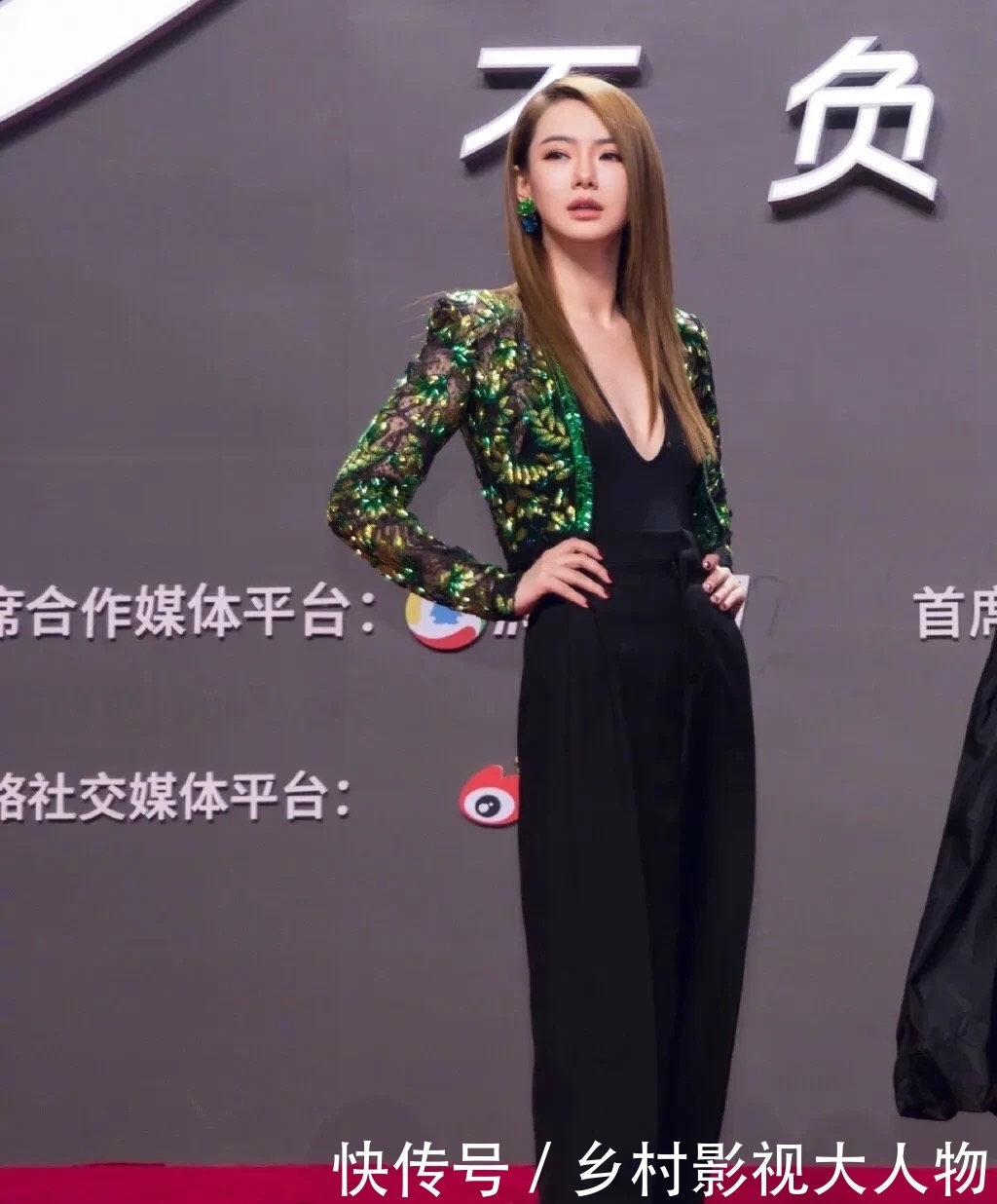  真该|佟丽娅因粉丝弃演顾佳一角，她真该学学戚薇，高明的拒绝粉丝绑架