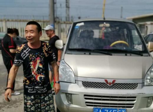 郭女士和|路面积水 私家车司机免费接送路人过马路