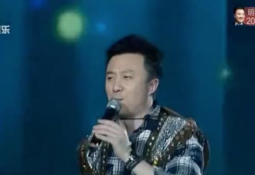  播来|《新闻联播》新主播来了，能唱能跳还能演，他的经历很“出格”