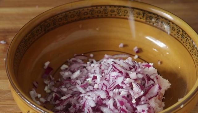 吃法|五花肉别红烧了,加1块豆腐,教你解馋新吃法,孩子一口一个