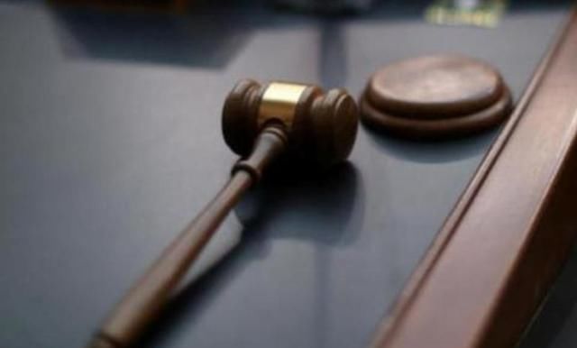 商店|美国女子不满商场强制戴口罩规定，被勒令离开时当场脱裤小便