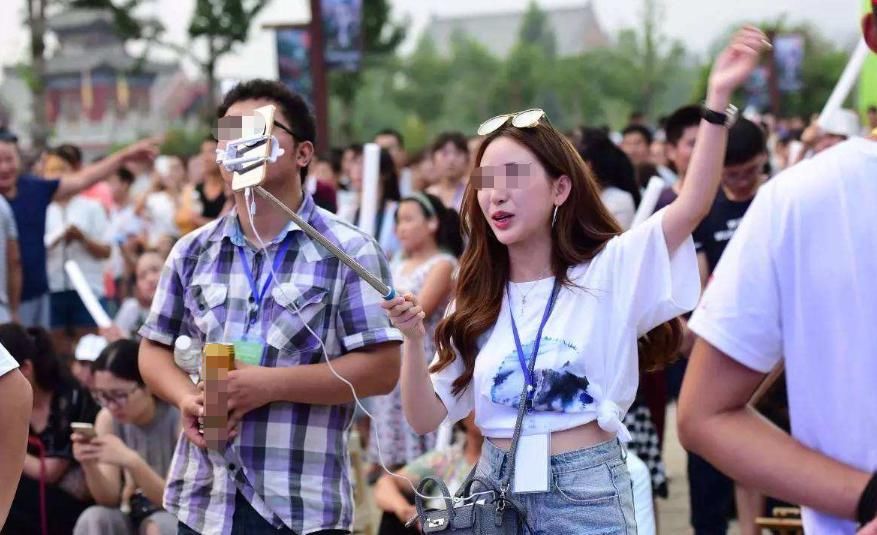  指责|女子骑摩托车违章，仗着有百万粉丝指责交警，还进行直播