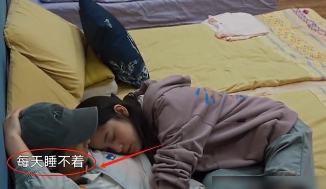  压力|欧阳娜娜压力有多大？节目中途躲进何炅怀里哭，还说每天都在失眠