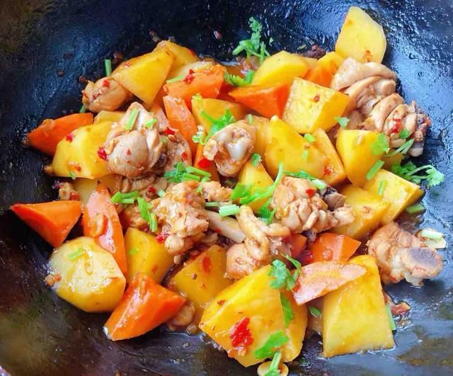  鸡肉|炖鸡时，千万不要直接焯水！教您1个妙招，鸡肉嫩滑，汤汁香浓