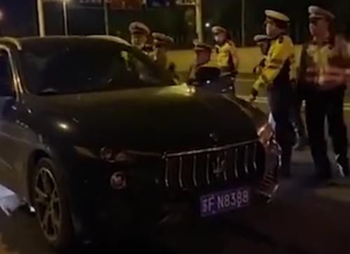  拒绝接受|又是玛莎拉蒂，司机拒绝接受检查，还当街推搡交警，谁给他的勇气