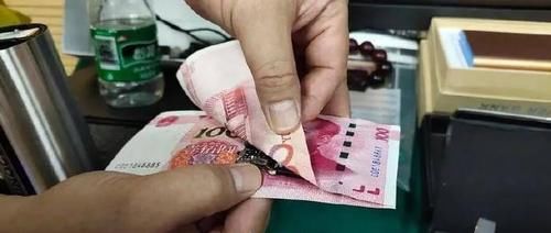 钞票|细思极恐！钞票夹藏偷拍摄像头