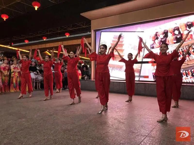  夜市|炫｜体验汉服汉礼 敦煌夜市上演“穿越”秀