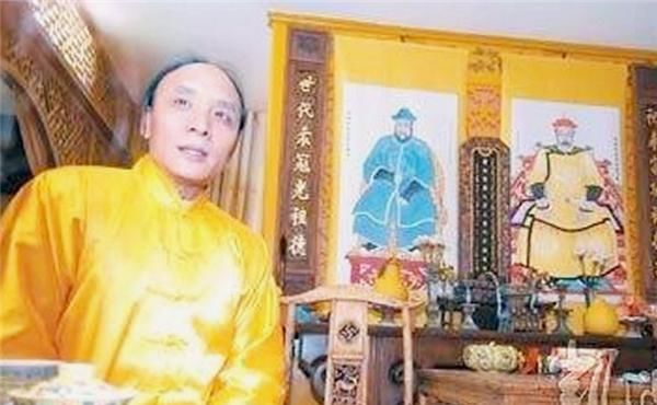 自称|他自称是多尔衮十世孙，在火车站穿黄马褂大闹，希望住进故宫