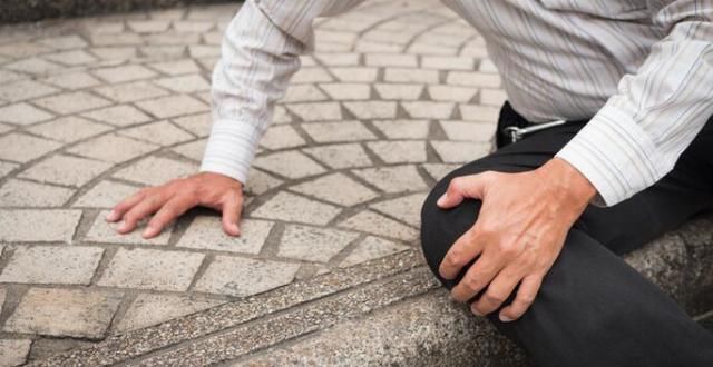 摔倒|老人摔倒扶不扶?两家店做了不同选择,一个被判赔10万,一个无需担责