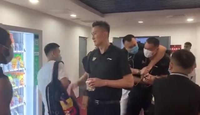  辽宁男篮|韩德君欺负朱芳雨！老冤家场下关系融洽 询问郭士强近况