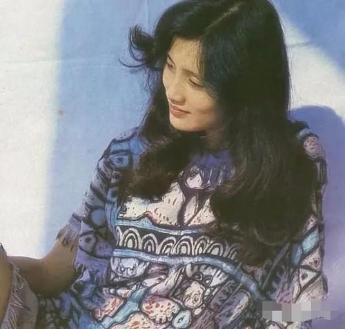  玻璃|曾经绝美容貌遭人嫉妒险被玻璃渣子毁容，如今却自行整成网红脸？