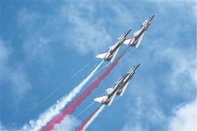 用精彩航迹架起友谊桥梁——空军八一飞行表演队在迪拜航空展上再度上演“空中芭蕾”